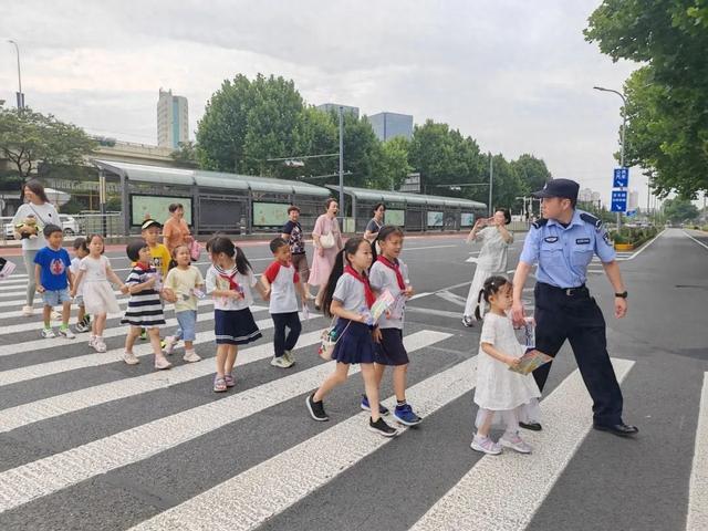 上海长宁这些亲子家庭，走上虹开发街头体验安全教育课