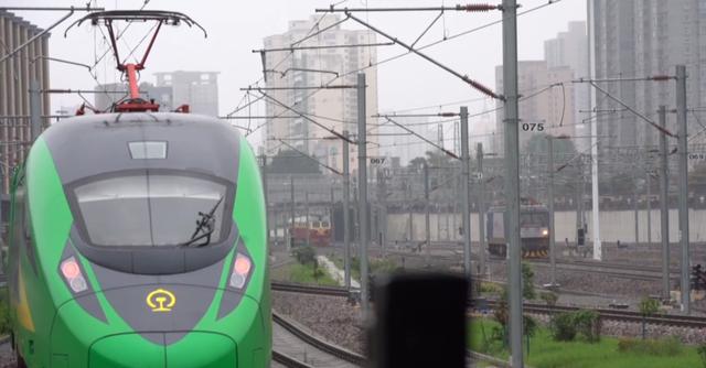 宝鸡暴雨致途经部分列车停运晚点，多旅客滞留