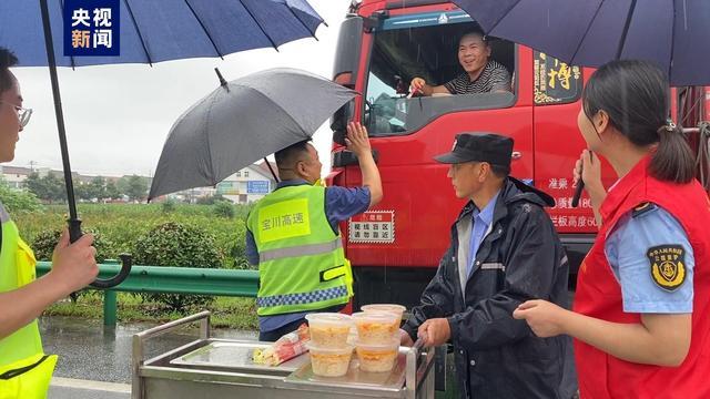 强降雨导致陕西多条过境高速塌方 目前已有部分抢通