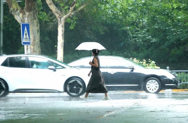 郑州：直击新一轮降雨 街头交通和出行基本正常