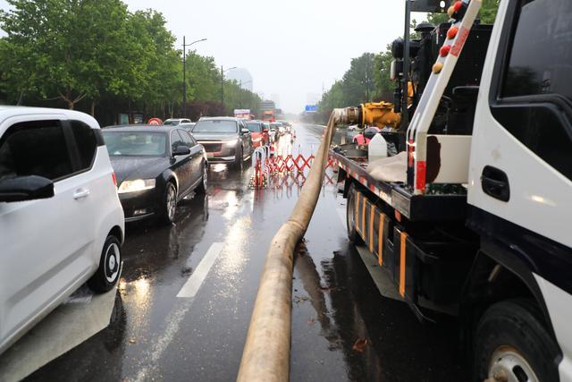 郑州：直击新一轮降雨 街头交通和出行基本正常