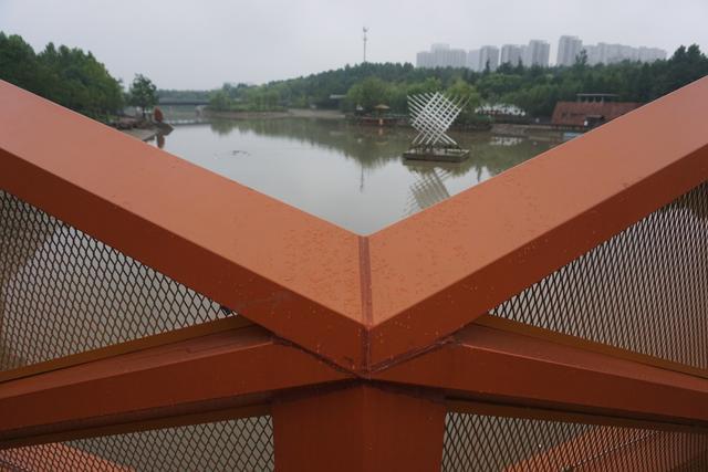 郑州：直击新一轮降雨 街头交通和出行基本正常