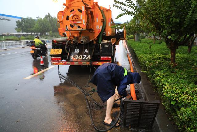 郑州：直击新一轮降雨 街头交通和出行基本正常