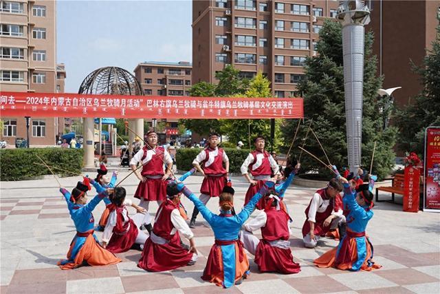 大饱眼福！乌兰牧骑交流演出进小区