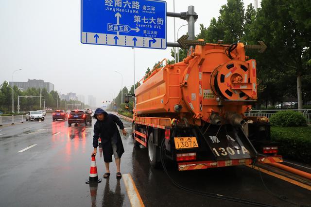 郑州：直击新一轮降雨 街头交通和出行基本正常