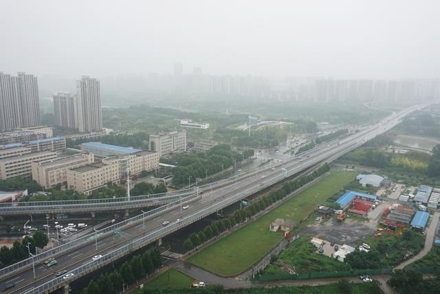 郑州：直击新一轮降雨 街头交通和出行基本正常