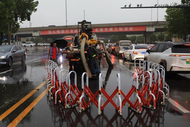 郑州：直击新一轮降雨 街头交通和出行基本正常