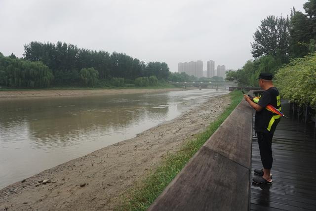 郑州：直击新一轮降雨 街头交通和出行基本正常