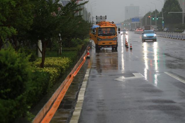 郑州：直击新一轮降雨 街头交通和出行基本正常