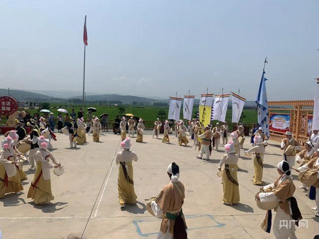 “和龙村晚”上演 海兰江畔稻花分外香