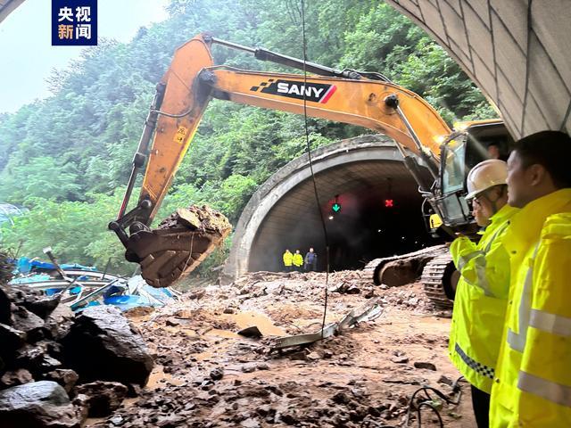 强降雨导致陕西多条过境高速塌方 目前已有部分抢通