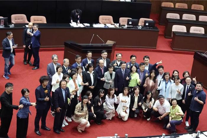 台新一届立法机构首个会期结束  韩国瑜好感度居冠