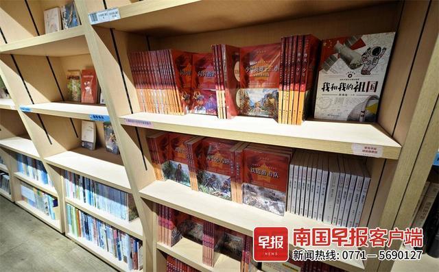 南宁迎来暑假“读书潮”，家长与孩子共享“亲子阅读”时光