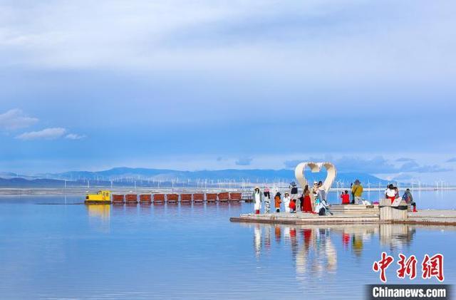 “天空之镜”青海茶卡盐湖迎旅游高峰：人在湖间走，宛如画中游