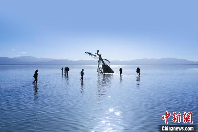 “天空之镜”青海茶卡盐湖迎旅游高峰：人在湖间走，宛如画中游