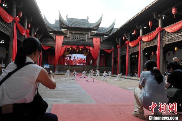 福建武平：“百家大院”暑假旅游热