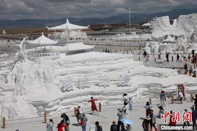 “天空之镜”青海茶卡盐湖迎旅游高峰：人在湖间走，宛如画中游