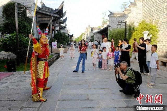 福建武平：“百家大院”暑假旅游热