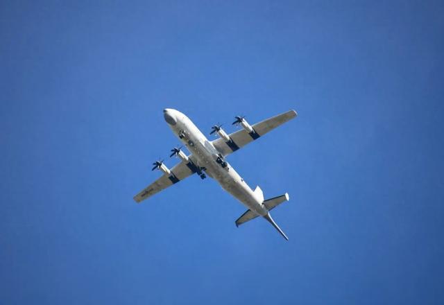 南部战区海军航空兵某团联合舰艇部队在任务海域开展反潜训练