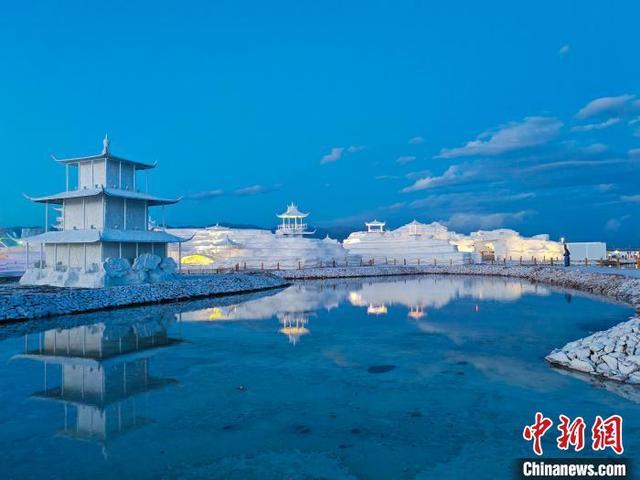 “天空之镜”青海茶卡盐湖迎旅游高峰：人在湖间走，宛如画中游