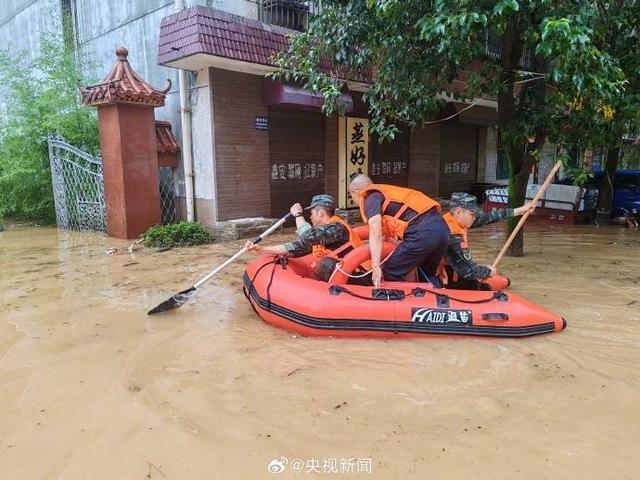 宝鸡暴雨引发城市内涝 已紧急转移1289人 防汛工作正在进行