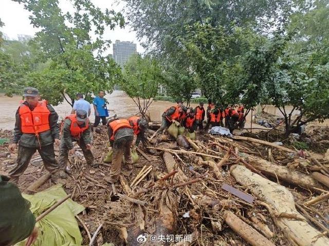 宝鸡暴雨引发城市内涝 已紧急转移1289人 防汛工作正在进行