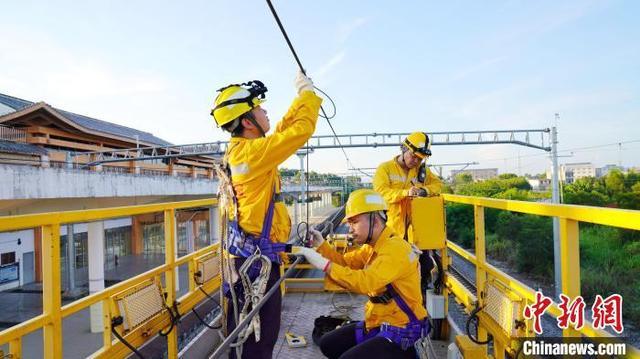 广西铁路部门提升接触网质量确保暑运安全