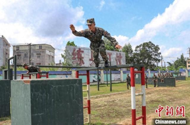 广西钦州武警官兵开展夏日“跑酷”训练