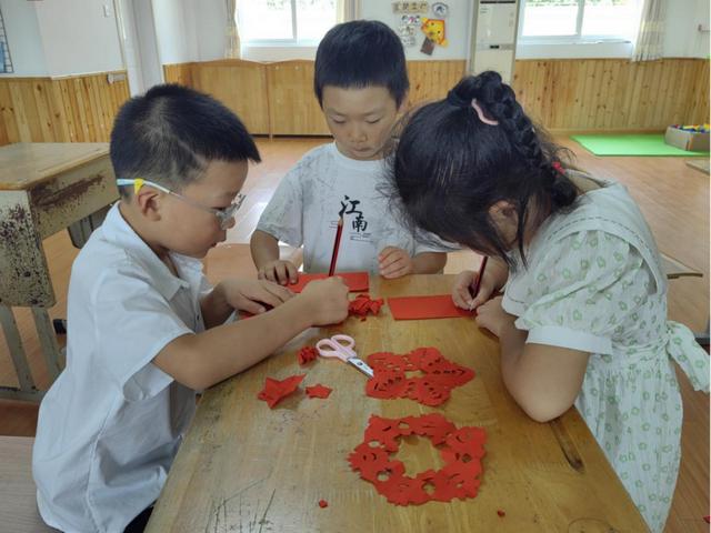 南京溧水晶桥镇：“亮晶晶”爱心暑托班非遗剪纸进课堂