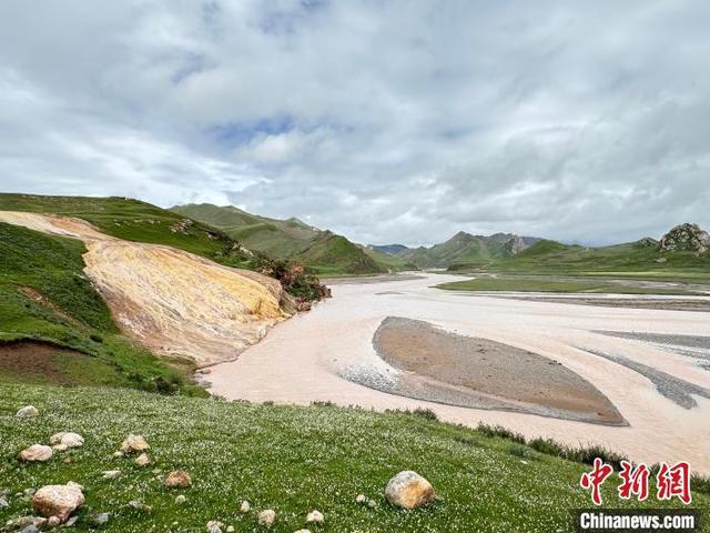 澜湄六国专家考察江源形态多样古岩溶地貌