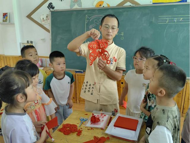 南京溧水晶桥镇：“亮晶晶”爱心暑托班非遗剪纸进课堂