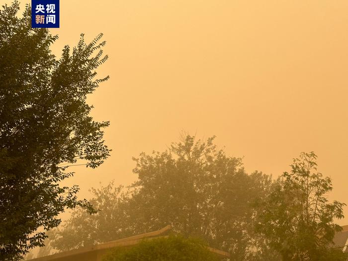 甘肃敦煌迎沙尘天气，高速管制、鸣沙山月牙泉景区暂停开放