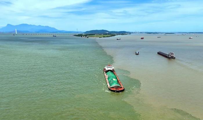 泾渭分明！鄱阳湖口现“江湖两色”景观