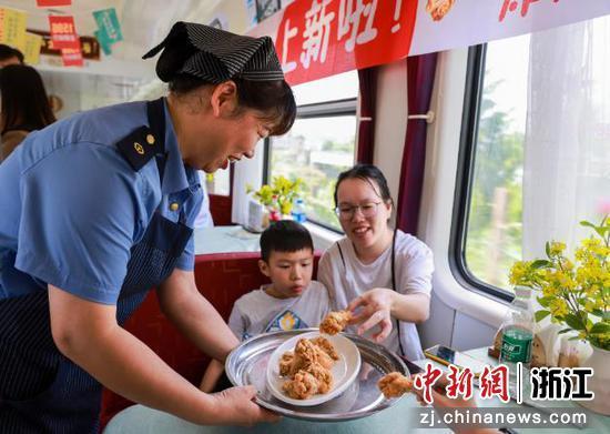 暑运里的绿皮火车：推出儿童餐便捷旅客