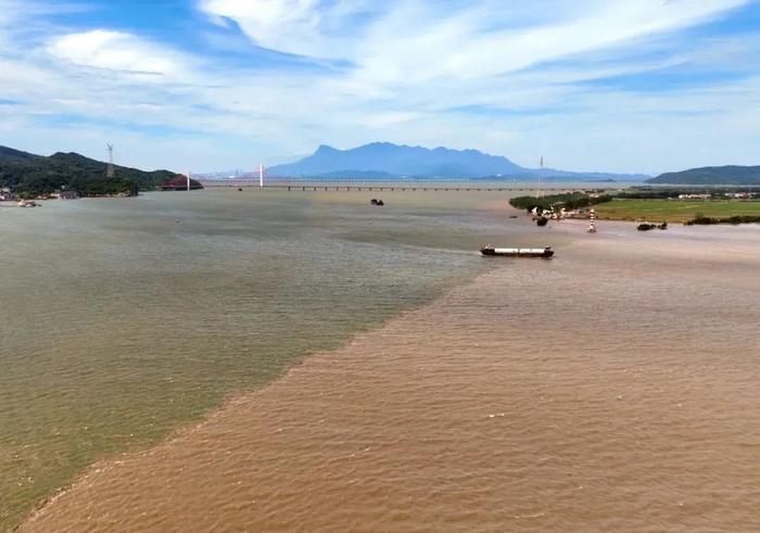 泾渭分明！鄱阳湖口现“江湖两色”景观