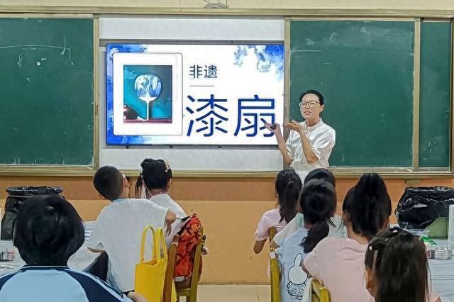 南宁青少年在“夏趣”暑期研学营探寻非遗漆扇之美