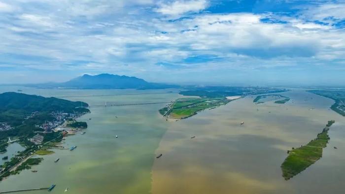 泾渭分明！鄱阳湖口现“江湖两色”景观