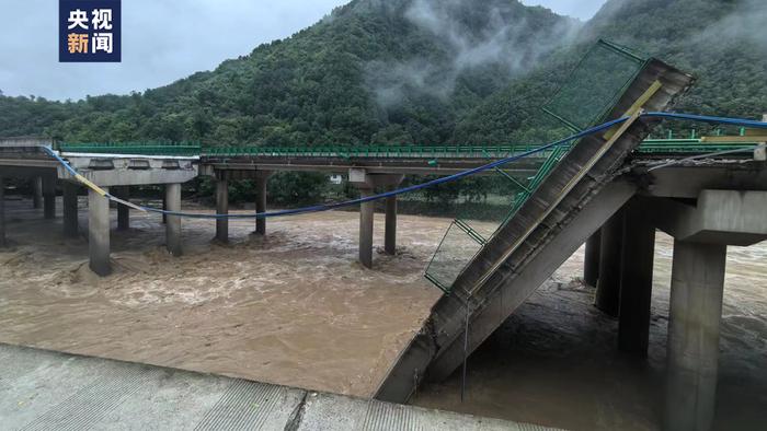 陕西公路桥梁垮塌已致12人遇难，仍有18辆车、31人失联！