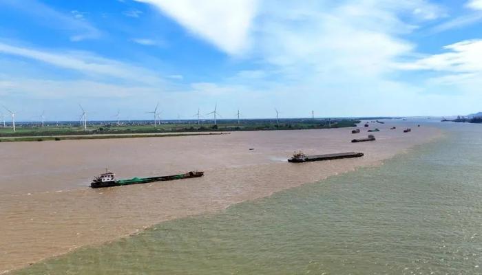 泾渭分明！鄱阳湖口现“江湖两色”景观