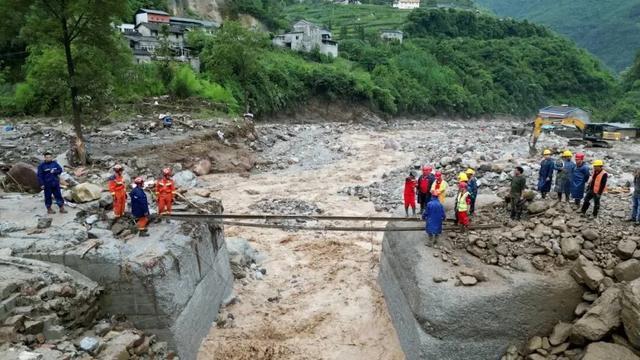 雅安山洪已致8人遇难，村民：“很多人在睡觉，来不及跑”