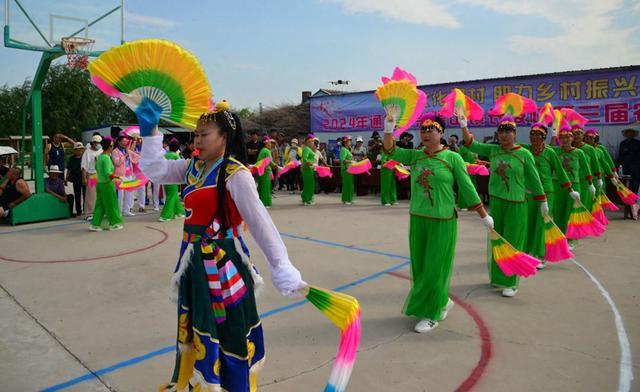 通榆县举行农民广场舞和东北秧歌汇演