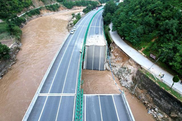 湖北山西消防跨省支援柞水：有队伍在桥梁垮塌处下游60公里侦搜