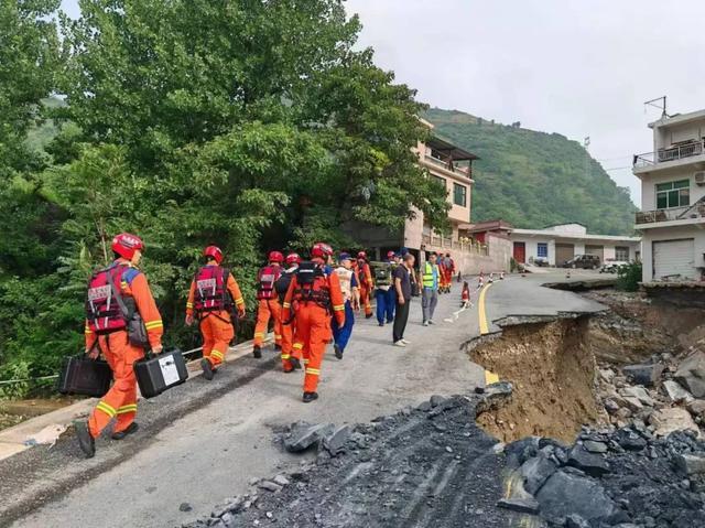 湖北山西消防跨省支援柞水：有队伍在桥梁垮塌处下游60公里侦搜