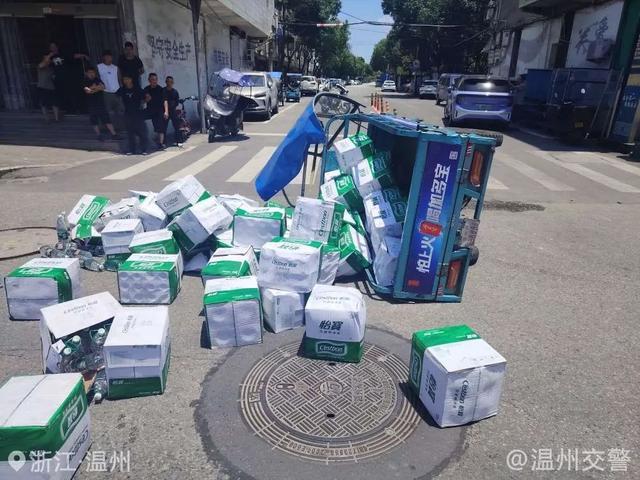 驾驶员被压满货三轮车下，30秒18人四面八方赶来抬车，网友：善良是最本能的默契