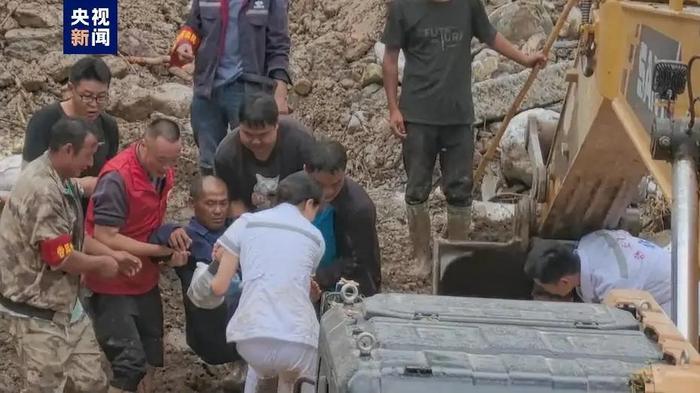 痛心！四川雅安暴雨山洪已致8人遇难，救援仍在进行→