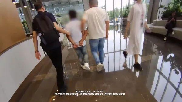 一男子每天加班、周末打卡，公司报警一查吓一跳！