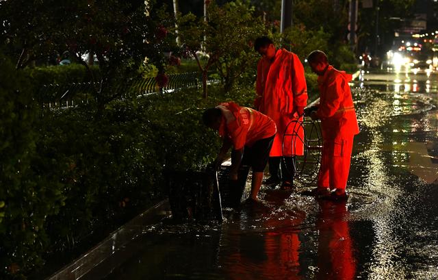 暴雨来袭，郑州各部门积极应对保障市民出行安全