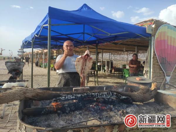 新疆尉犁：逛盐湖夜市 品特色美食