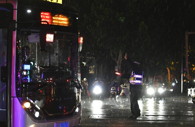 暴雨来袭，郑州各部门积极应对保障市民出行安全