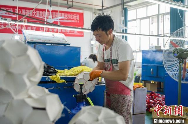 贵州务川：足球生产加工忙